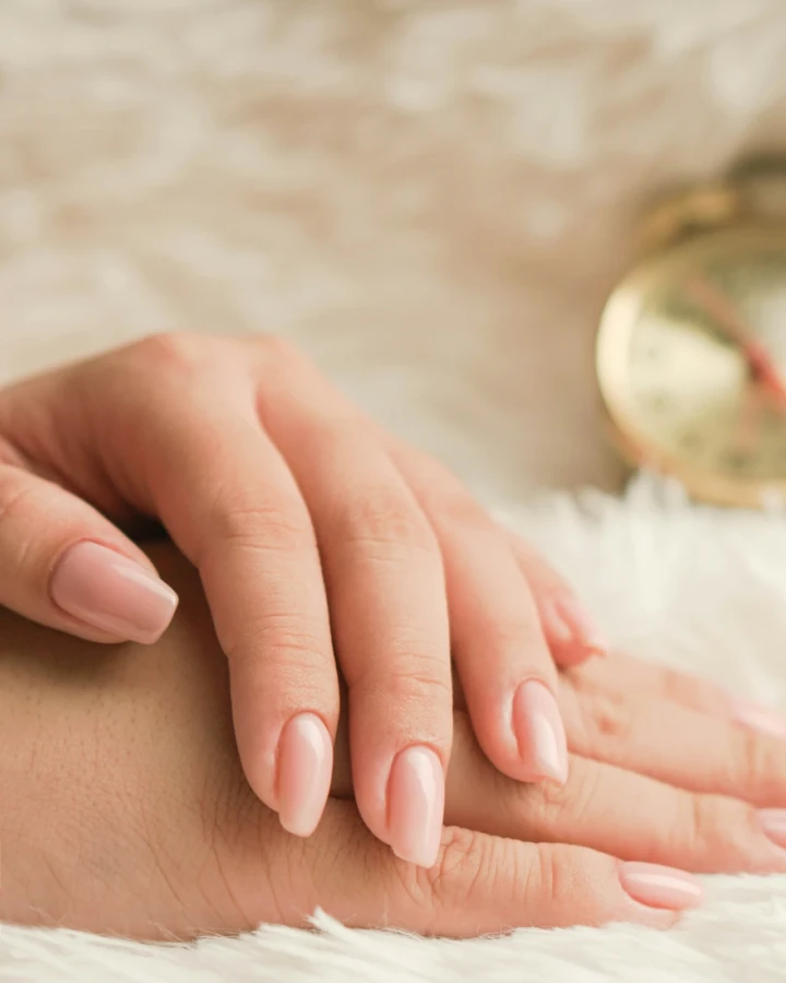 Manicure nude su sfondo morbido