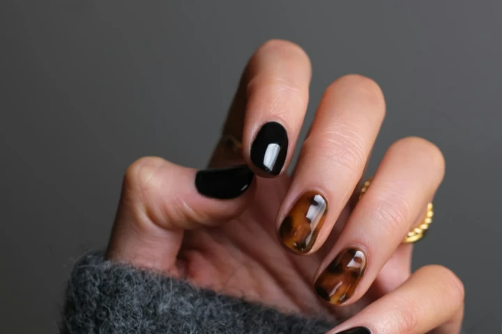 Nail art nera e tartarugata