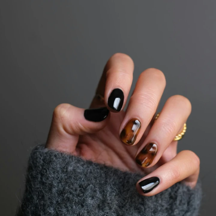 Nail art nera e tartarugata