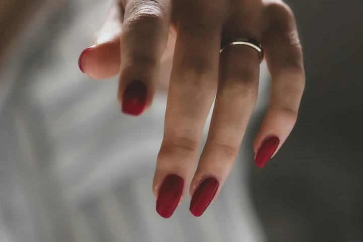 Unghie rosso bordeaux