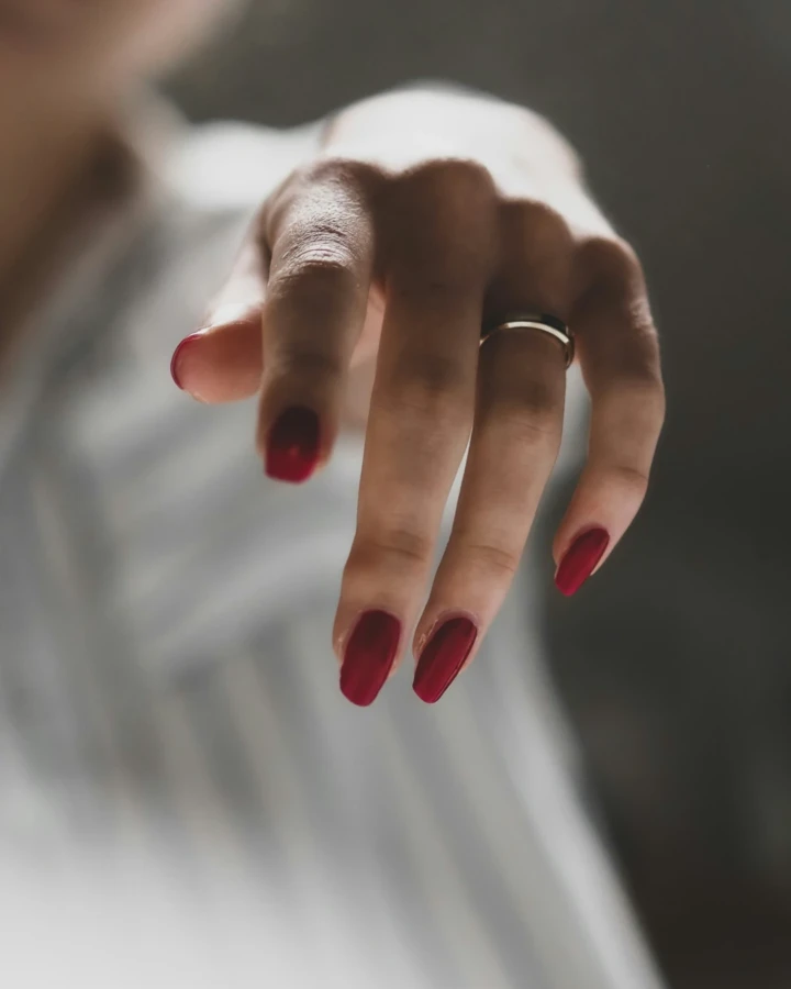 Unghie rosso bordeaux
