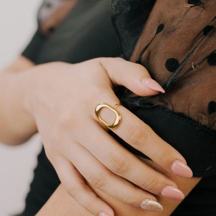 Manicure nude con anello dorato