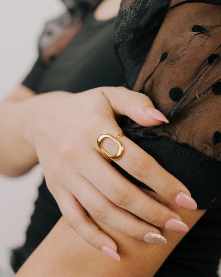 Manicure nude con anello dorato